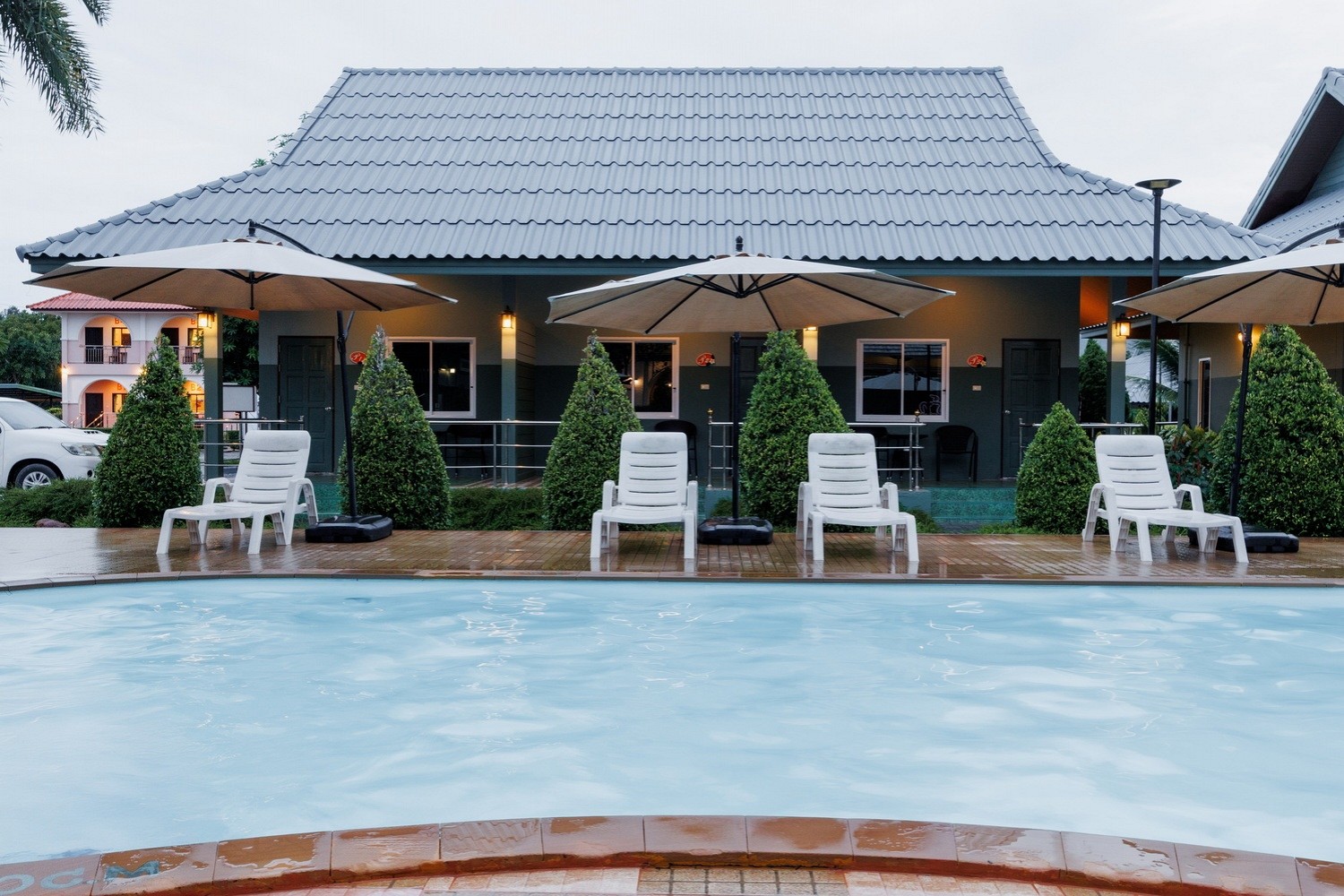 Deluxe Pool Room