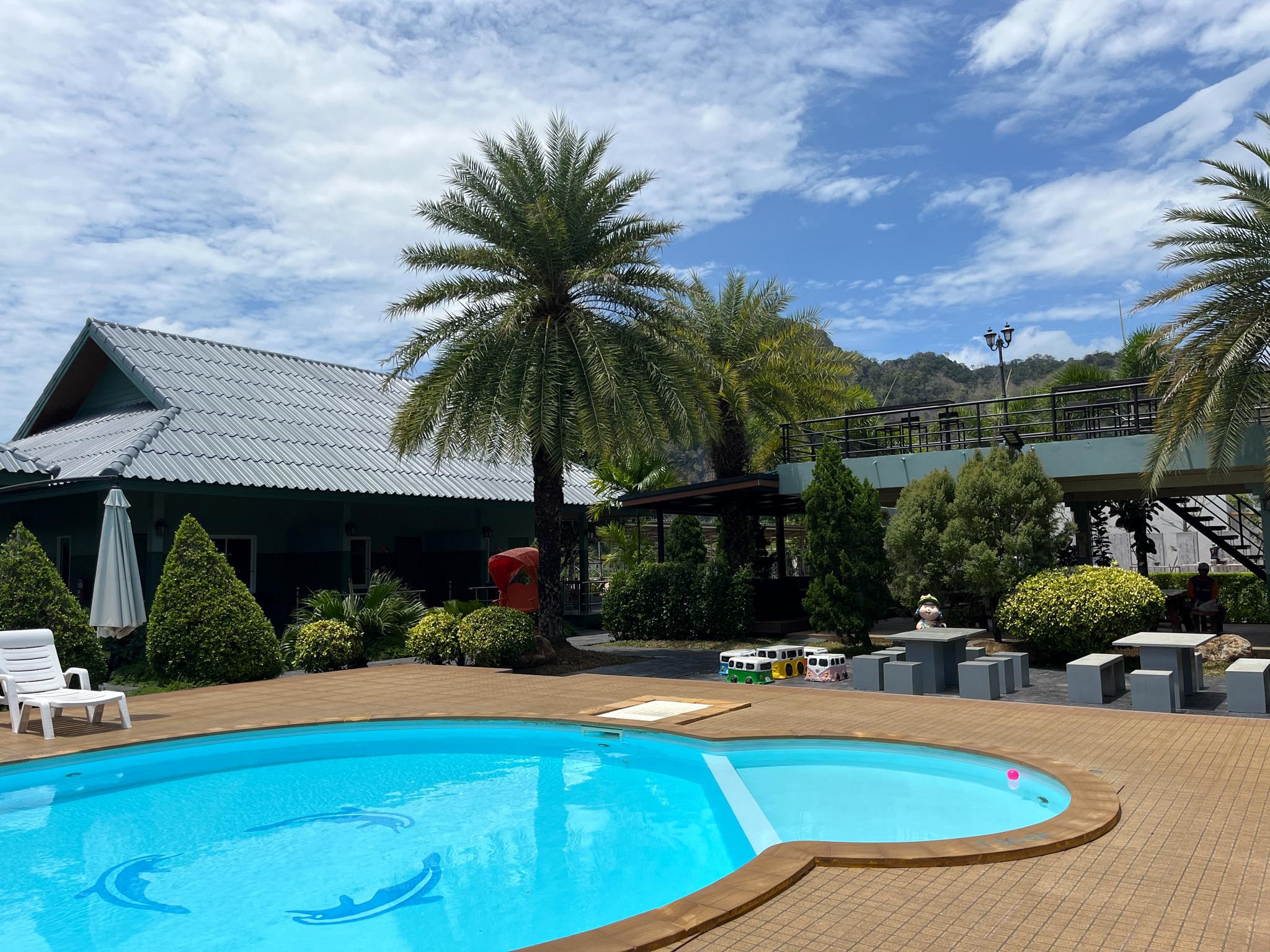 Deluxe Pool Room