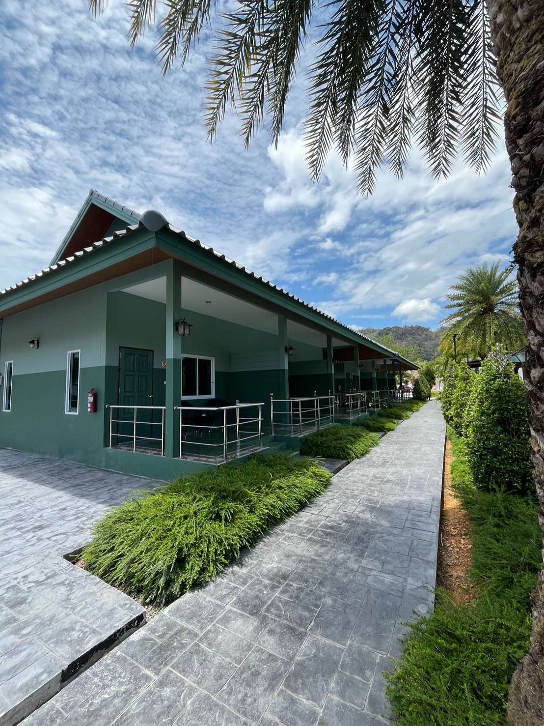 Deluxe Pool Room