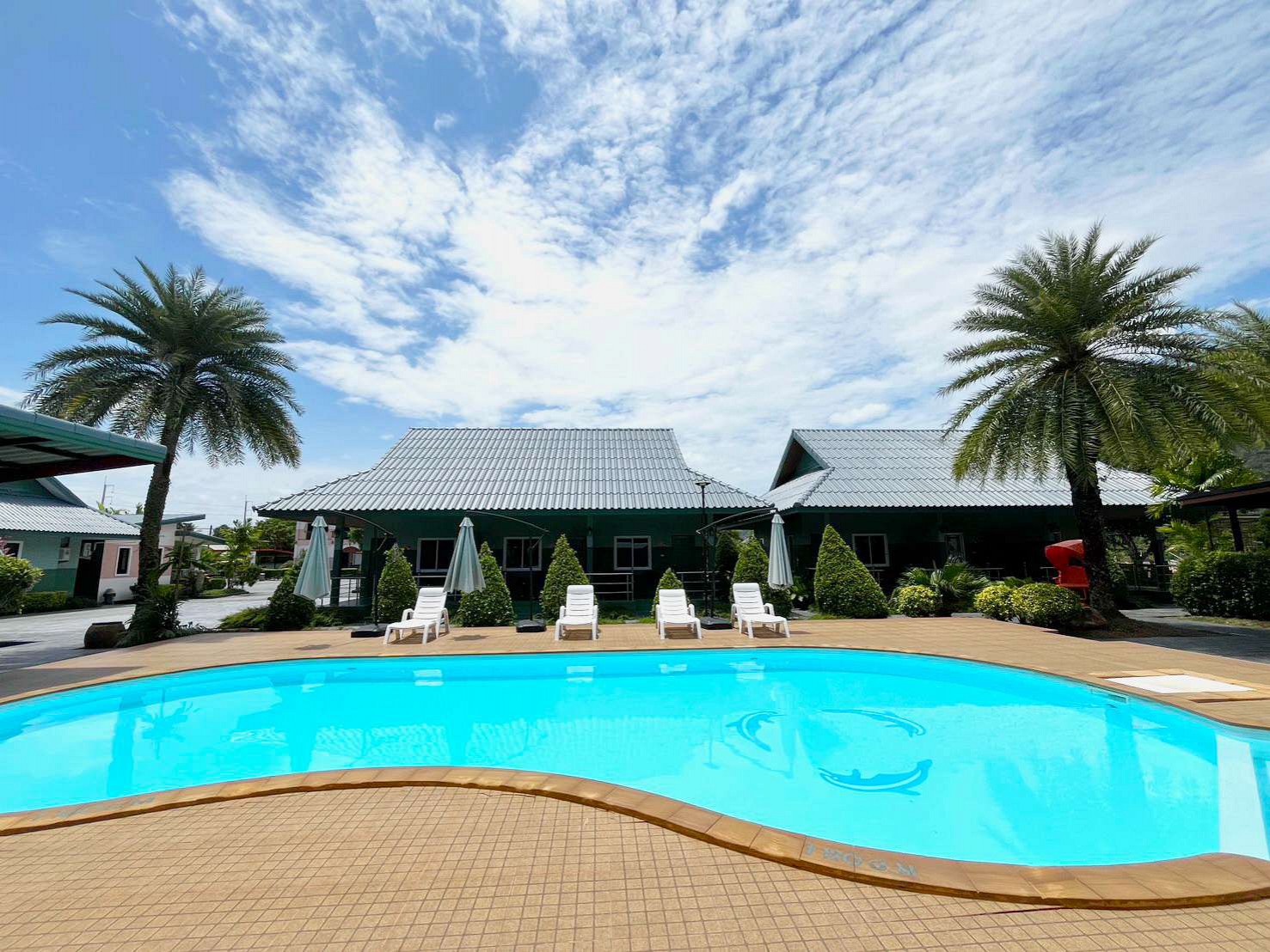 Deluxe Pool Room