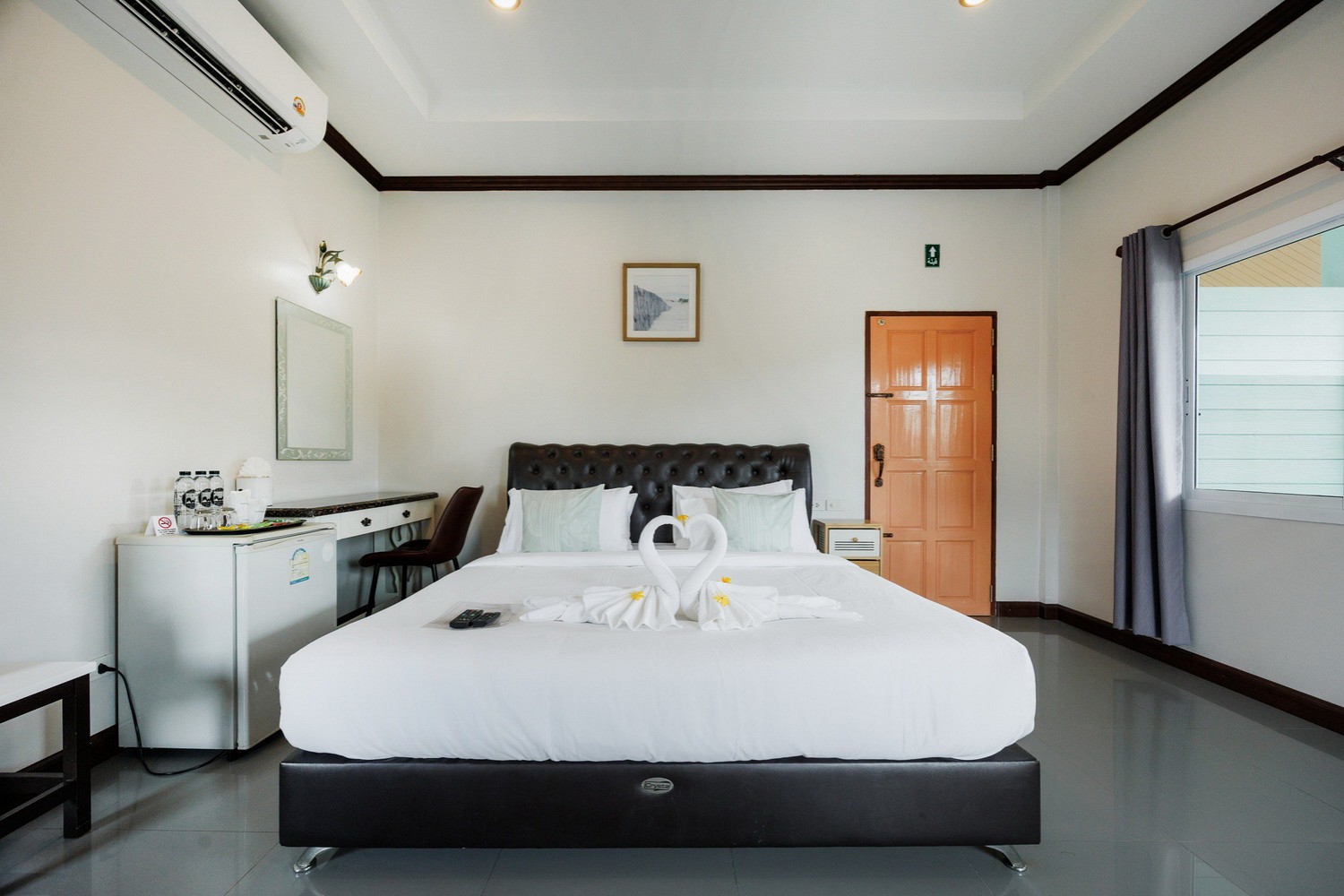 Deluxe Pool Room