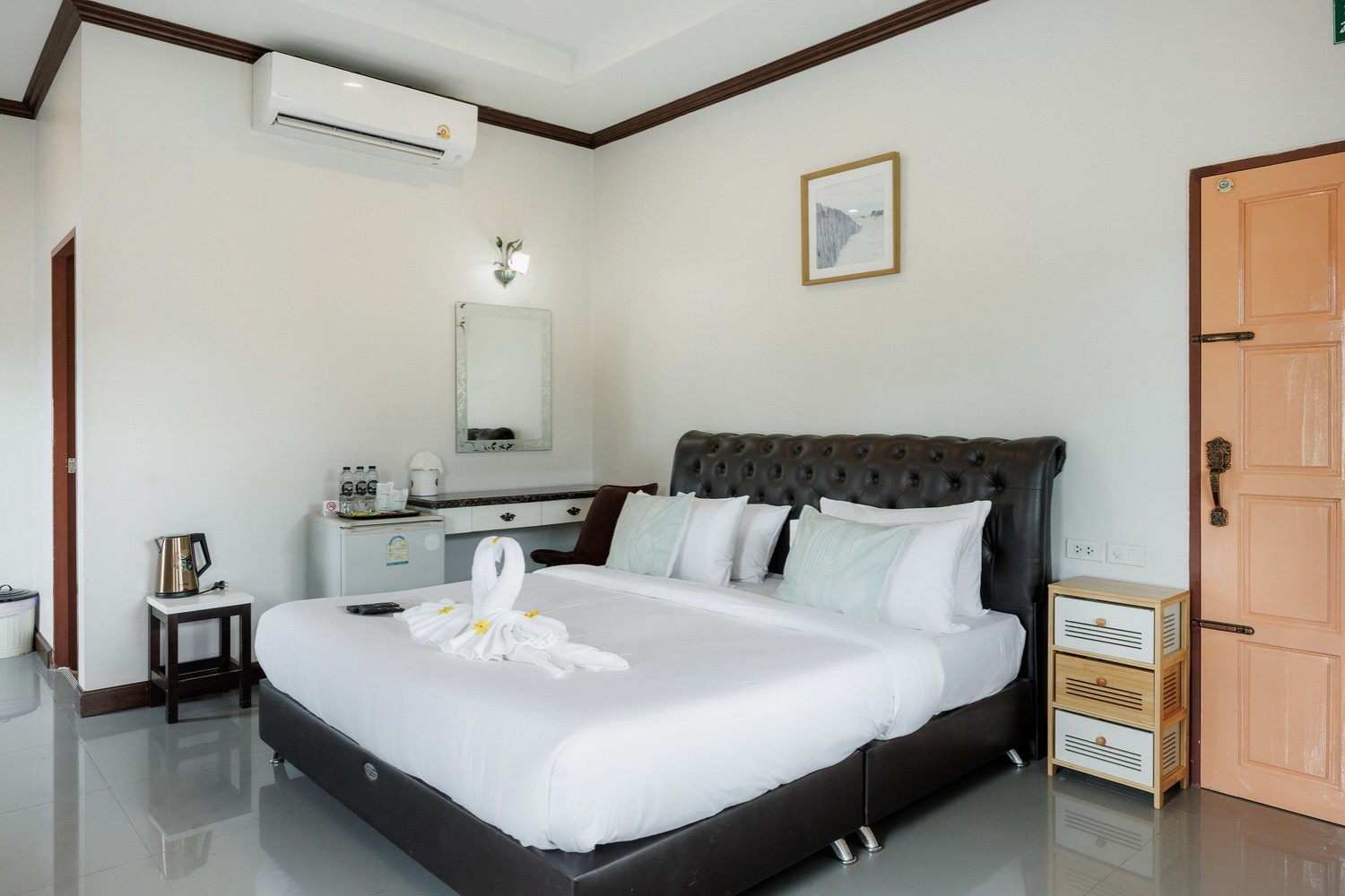 Deluxe Pool Room