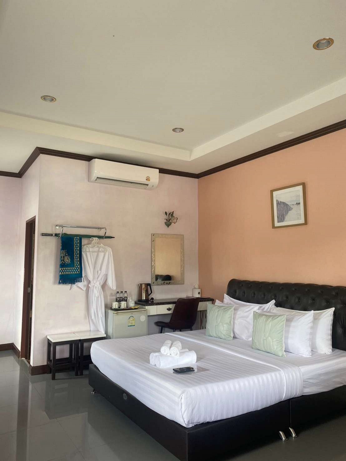 Deluxe Pool Room