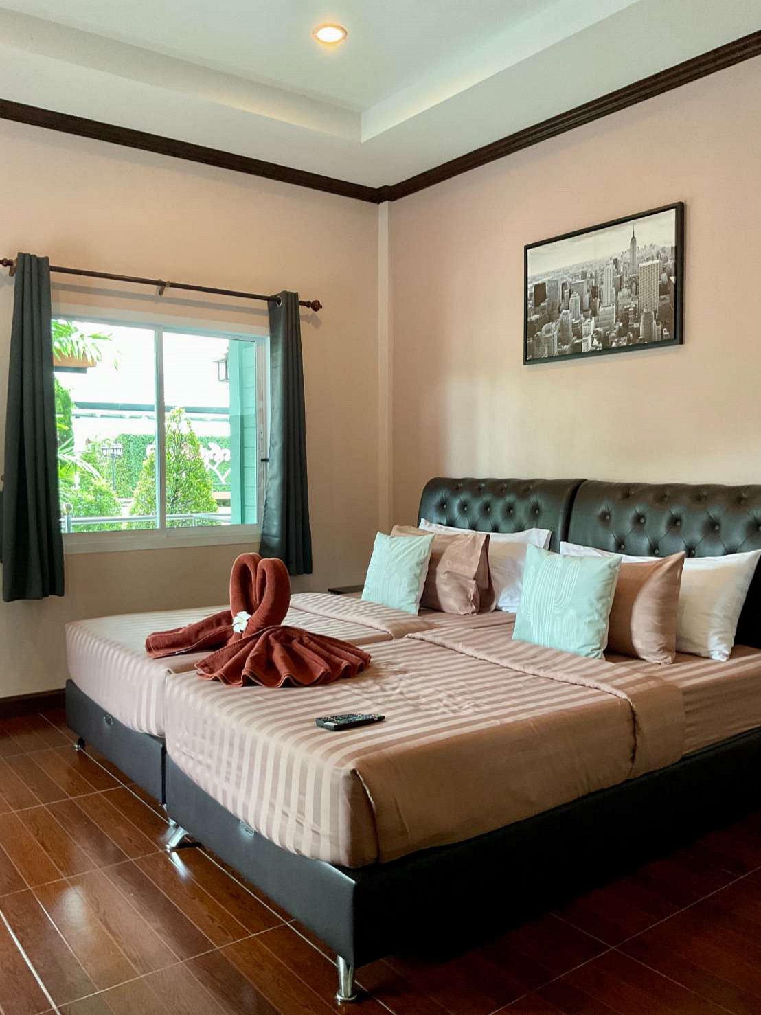 Deluxe Pool Room